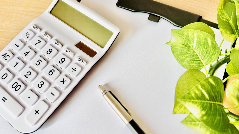 宇都宮市にある北関東互助センターで葬儀プランを相談する際の紙と計算機の画像