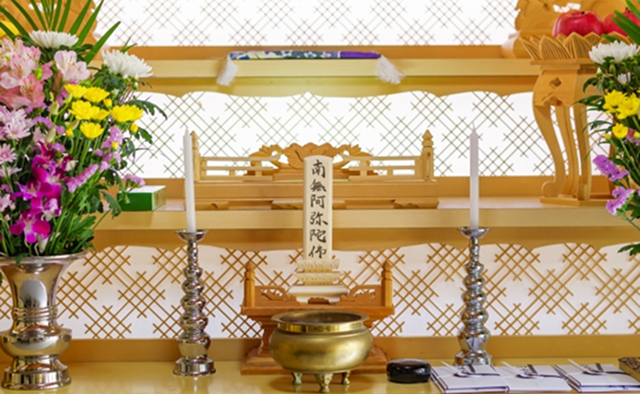 北関東互助センターが宇都宮市で家族葬の祭壇を用意している場面